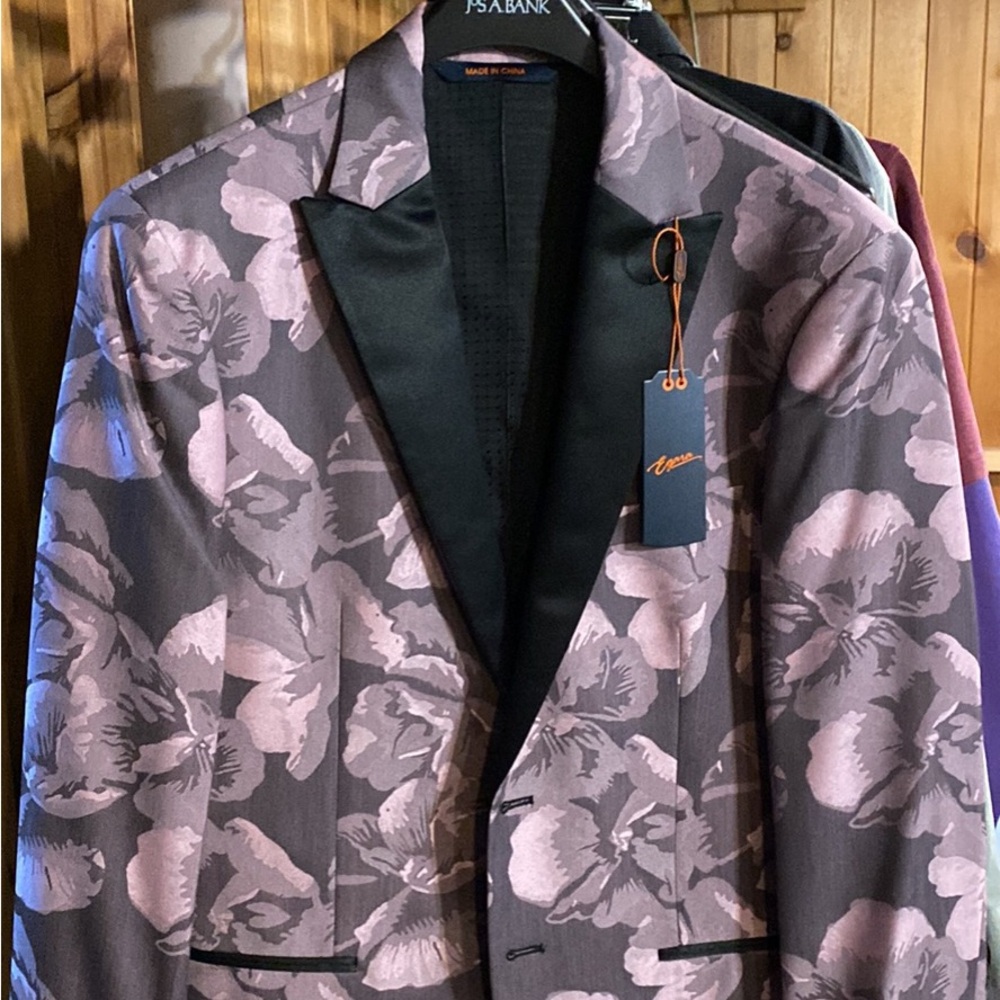 Egara tuxedo 42R peak lapel brand new with tags